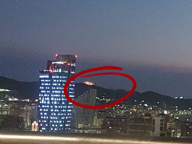Zjarr në zonën e Kombinatit, flakët duken edhe nga qendra e Tiranës