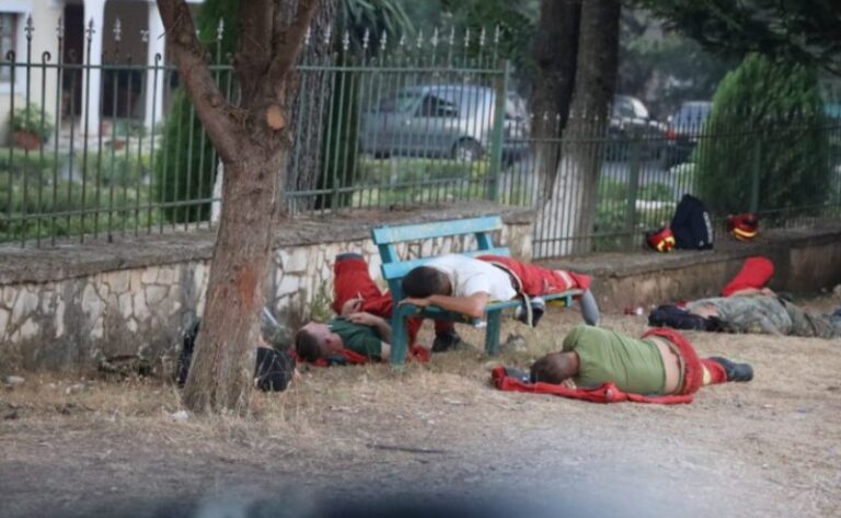 Pamjet dramatike nga Delvina! Zjarrfikësit heronj të rraskapitur shtrihen në tokë pas natës së tmerrshme nga zjarret