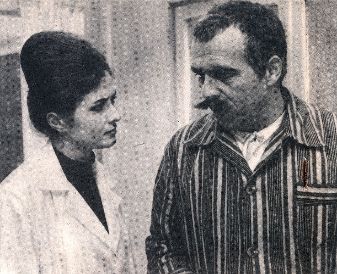 I madhi Ndrek Luca dhe Roza Anagnosti në filmin Plagët e Vjetra
Filmi "Plagë të vjetra". Regjia: Dhimitër Anagnosti, Skenari: Dhimitër Anagnosti, Producent: Shqipëria e Re, Muzika: Ismail Balla (formulim).
Përmbajtja e shkurtër
Gjini një plak malësor shtrohet në spitalin e Tiranës për të hequr nga shpatulla një plumb që i ka mbetur si suvenir nga një gjakmarrje e vjetër. Por kur mëson se operacionin do ta kryejë dr. Vera ai heziton nga mungesa e besimit në aftësitë e grave. Vera në