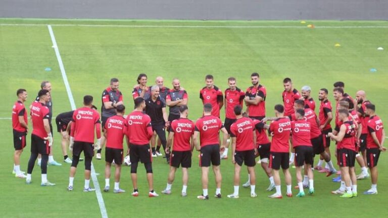 Formacionet/ Sylvinho luan me Brojën dhe Manajn në sulm, Letonia në fushë me pesë mbrojtës