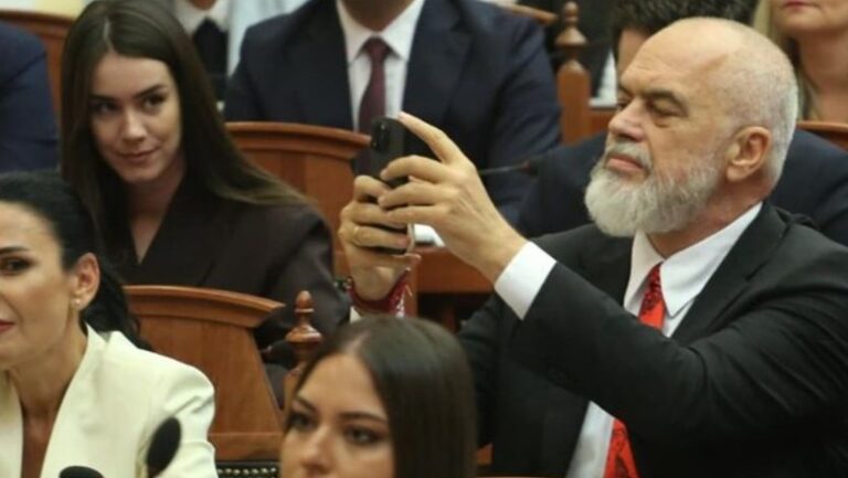 FOTOLAJM/ Seanca konstituive, Rama shkrep foto në Kuvend
