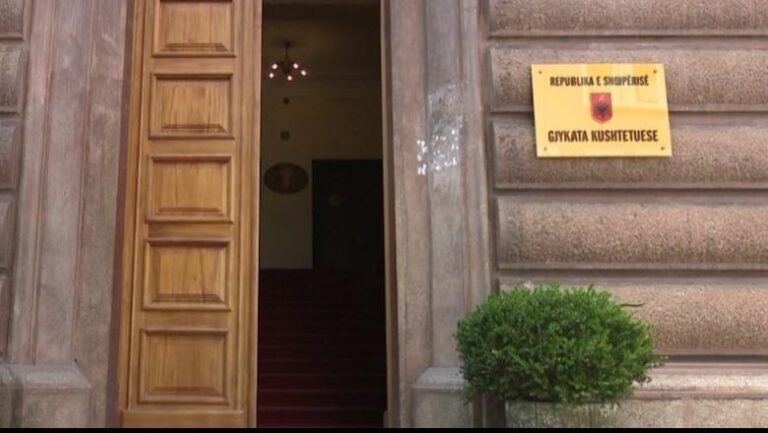 FOTO/ PD dërgon në Kushtetuese ministren ”Diella” dhe rregulloren e Kuvendit