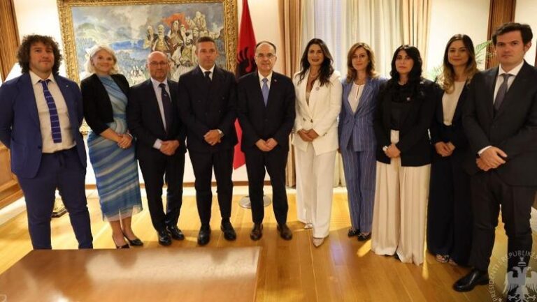 Presidenti Begaj pret përfaqësuesit e Shoqatës së Kontabilistëve shqiptarë nga Italia: Diaspora, kontribut i çmuar për vendin