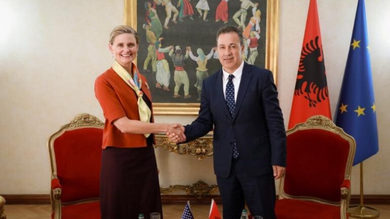 E ngarkuara e Amerikës takohet me Peleshin: Bashkëpunim me Kuvendin për objektivat e përbashkëta