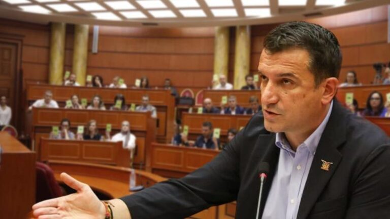Këshilli Bashkiak i Tiranës voton sëbashku PS dhe PD: Erion Veliaj të shkarkohet!