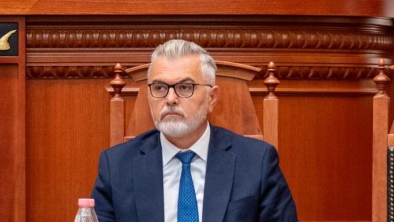 Opozita do kaos në seancë, Gogu: Kuvendi, jo peng i ”kollotumbave”