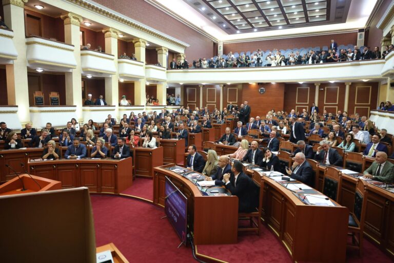 Deputeti i PD tregon pse mori pjesë në votimin për Niko Peleshin: Ishte refleks