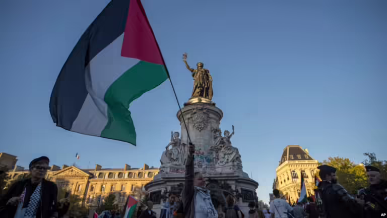 Kryetarë komunash në Francë do ta vendosin flamurin palestinez, në shpërputhje me urdhrin e Qeverisë