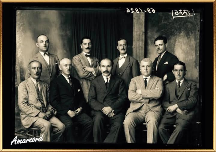 Qoftë përpjekja jonë ripërtëritëse në arsim shembëlltyrë edhe më e arrirë e veprës së madhe konsoliduese që mishëroi në vitet'30 një figurë eprore si Mirash Ivanaj, erudit dhe dëshmor i ideve progresiste, i cili ishte ende arsimtar i thjeshtë në gjimnazin shtetëror të Shkodrës në korrik 1926 kur Marubi e përjetësoi në këtë foto së bashku me kolegë të një pasioni e një ideali 