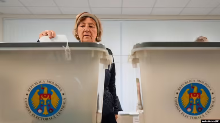 Moldavianët votojnë në zgjedhjet vendimtare mes integrimit në BE dhe ndikimit rus