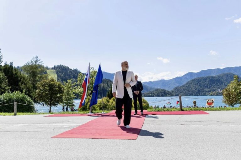Rama poston fotoalbumin nga punimet e Forumit Strategjik të Bledit