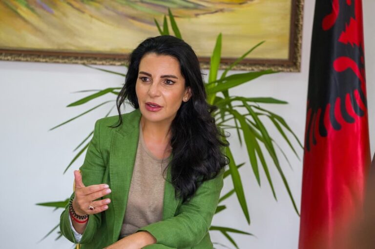 Balluku me ekipin e ri të administratorëve në bashkinë Lushnje: Angazhim në terren për të qenë më pranë qytetarëve