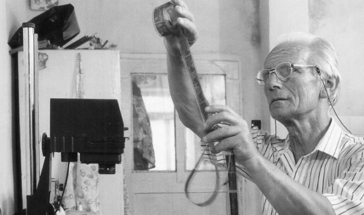 Fotografi shkodran Angjelin Nenshati gjate nje momenti pune ne studion e tij-Albert Vataj