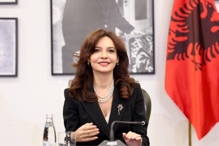 Igli Hasani i dorëzon postin, ministrja Spiropali: Çojmë përpara objektivin strategjik për Shqipërinë Europiane