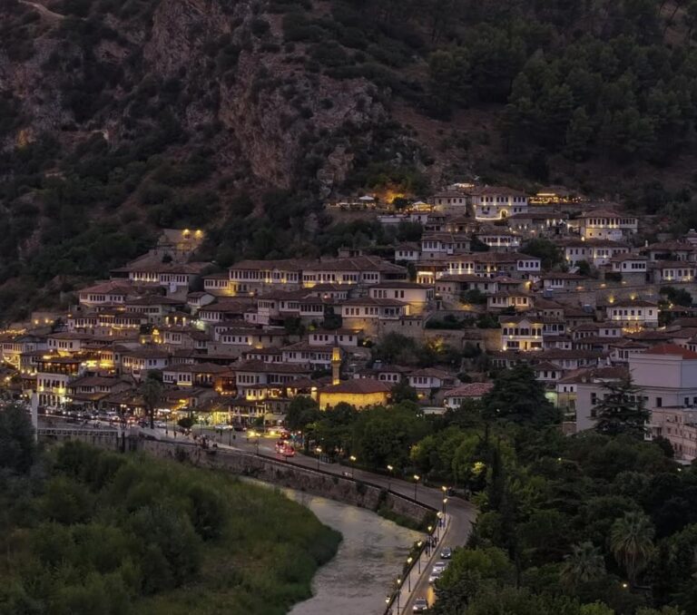 Rama ndan pamje nga mbrëmja në Berat
