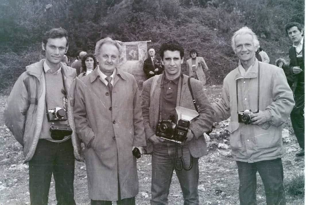 Fotografi nga Paul Palushi
Në foto Leon Nenshati, Mikel Prennushi, Michel Setboun dhe Angjelin Nenshati te rrënojat e Kishës së Zojës, 1991