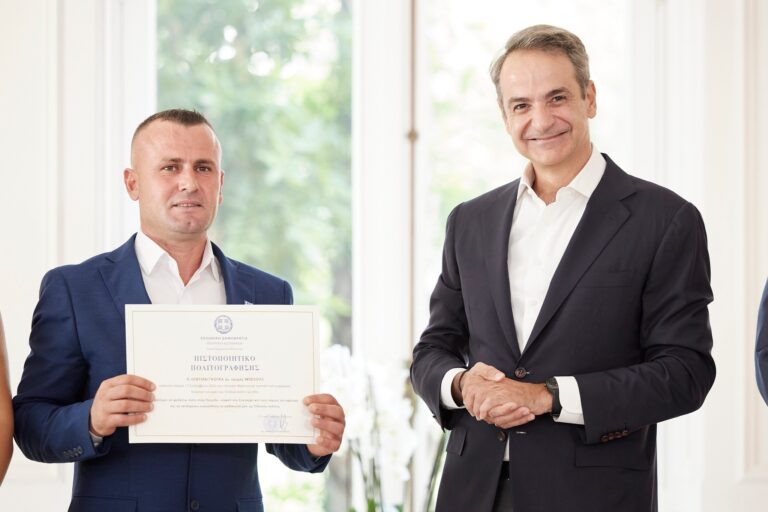 Shpëtoi fëmijët nga mbytja, shqiptarit i jepet nënshtetësia greke nga kryeministri Mitsotakis