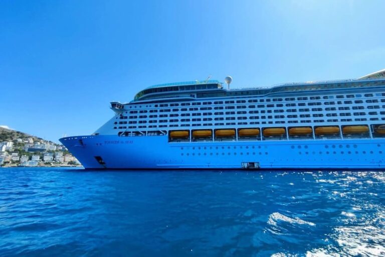 ”Voyager of the Seas” me mbi 3600 turistë zbarkon në Sarandë, Rama: 70 kroçera do vijnë këtë sezon