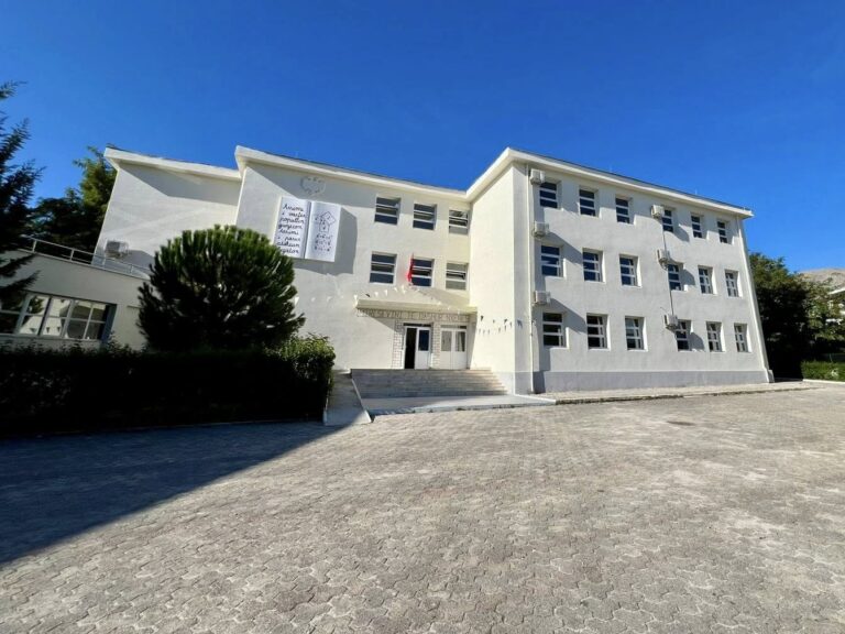Shkolla e rikonstruktuar e Lazaratit hap dyert për nxënësit, Rama: Hapësirë e denjë për mësim! Kushte moderne