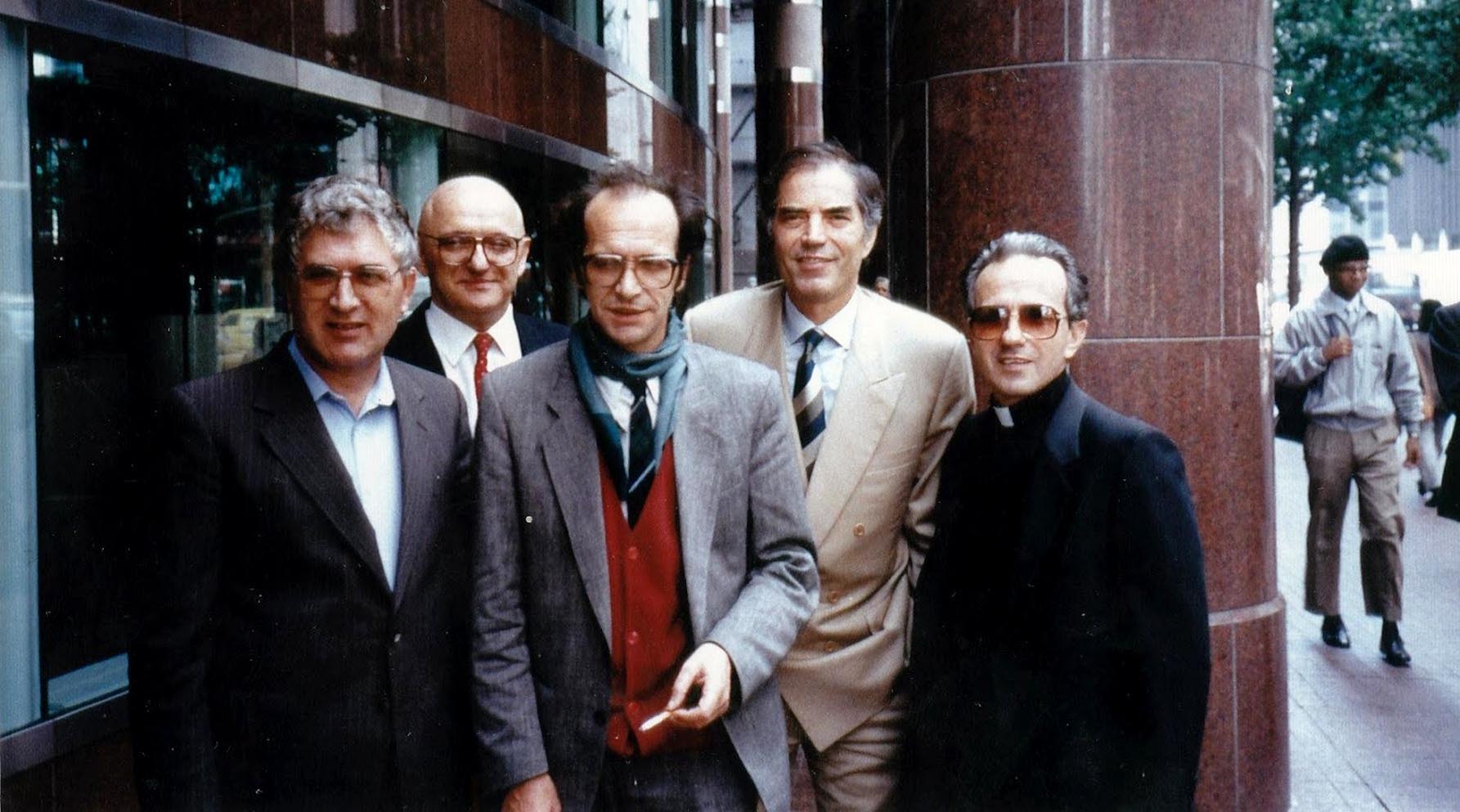 Nga e djathta: Rrok Mirdita, Sejdi Bitiçi, Dr. Ibrahim Rugova, Tonin Mirakaj dhe Dr. Engjëll Sedaj, gjatë ditëve të Seminarit të organizuar me rastin e 300-vjetorit të Pjetër Bogdanit, ku Dr. Rugova dhe Dr. Sedaj morën pjesë si ligjërues. Nju Jork, ShBA, tetor 1989.