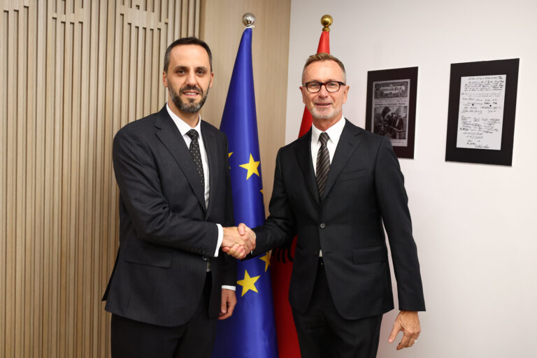 Gonzato me ministrin Lamallari: Bashkëpunojmë ngushtësisht, Shqipëria të përafrojë me BE dispozitat e Kodit Penal