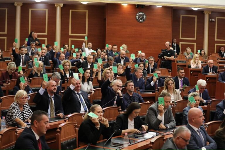 Vajzat e PS debat me burrat e PD në Kuvend