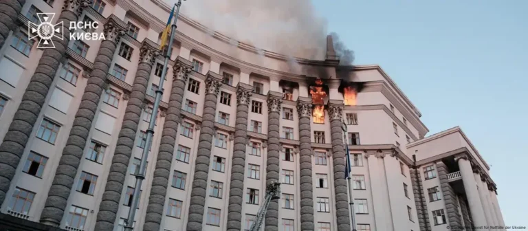 Ukrainë: Ndërtesa qeveritare e dëmtuar gjatë sulmeve ruse