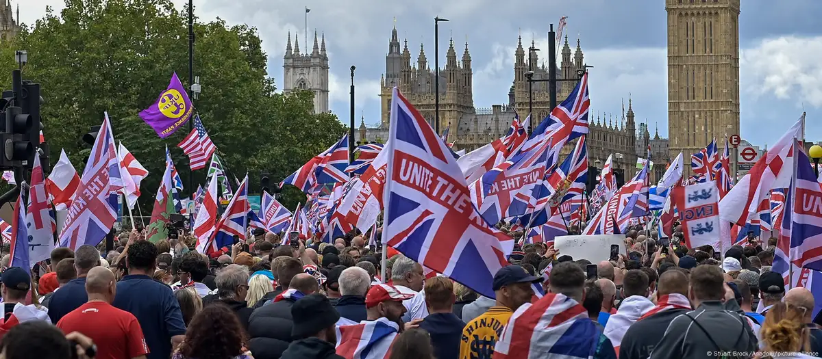 Më shumë se 110.000 vetë iu përgjigjën thirrjes së ekstremistit të djathtë Tommy Robinson për të protestuar kundër imigracionit.Fotografi: Stuart Brock/Anadolu/picture alliance