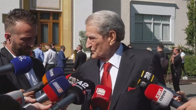 Berisha flet pas seancës: Parlamenti u rrëzua që dje, si mund ta lija unë Vasil Llajon…