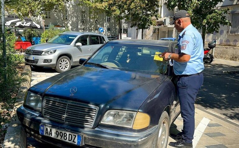 Njoftim nga Bashkia për pronarët e makinave të braktisura