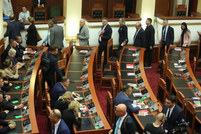 Opozita ikën nga seanca, rregullorja e re e Kuvendit miratohet vetëm nga PS