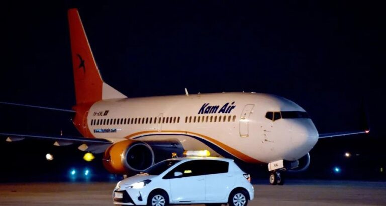 Djaloshi fluturon nga Kabuli në Delhi në rrotën e avionit