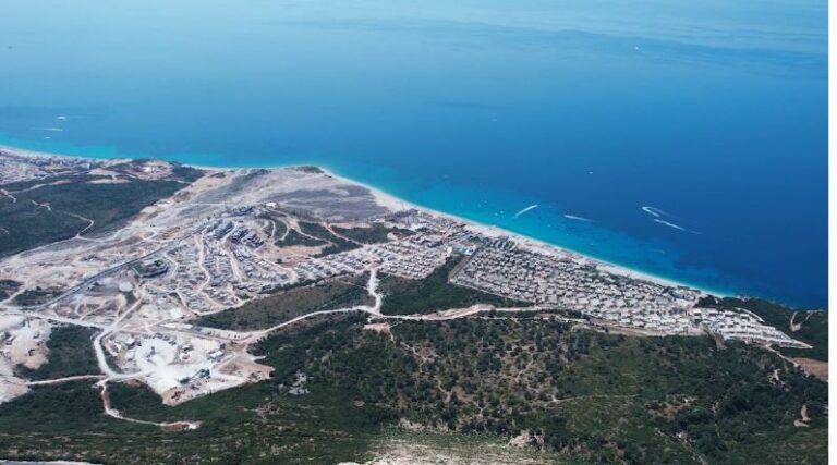 Si po e pushtojnë resortet e të pasurve rivierën shqiptare