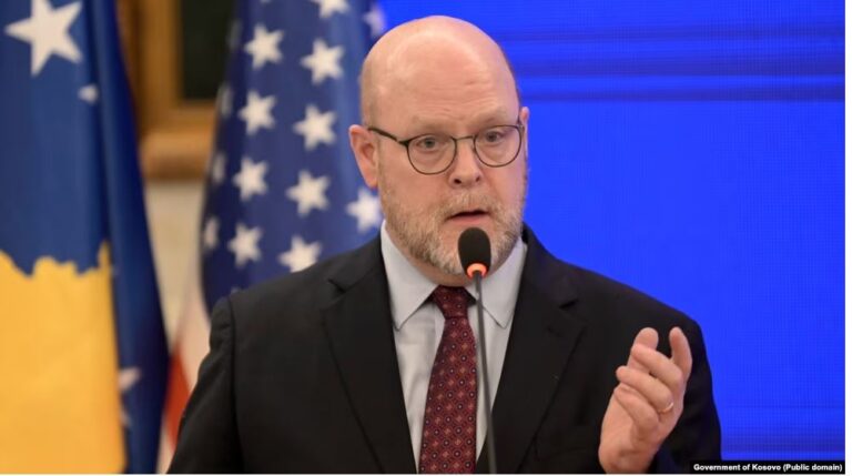 Ambasada amerikane akuzon dhe shkatërron Albin Kurtin
