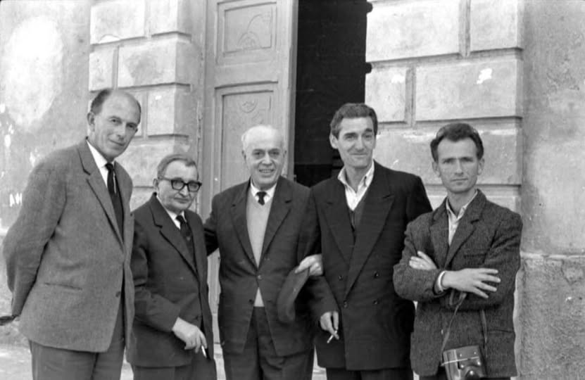 Fototekës Marubi në vitin 1970, ku pozojnë së bashku fotografët (nga majtas) Dedë Jakova, Shan Pici, Gegë Marubi, Pjetër Rraboshta dhe Angjelin Nenshati. 