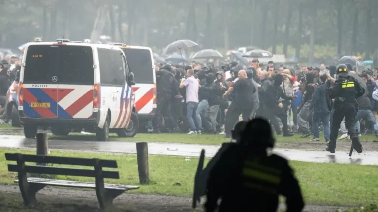 Policia holandeze përplaset me protestuesit anti-imigracion në Hagë, përdoret gaz lotsjellës dhe topa uji. 30 në pranga