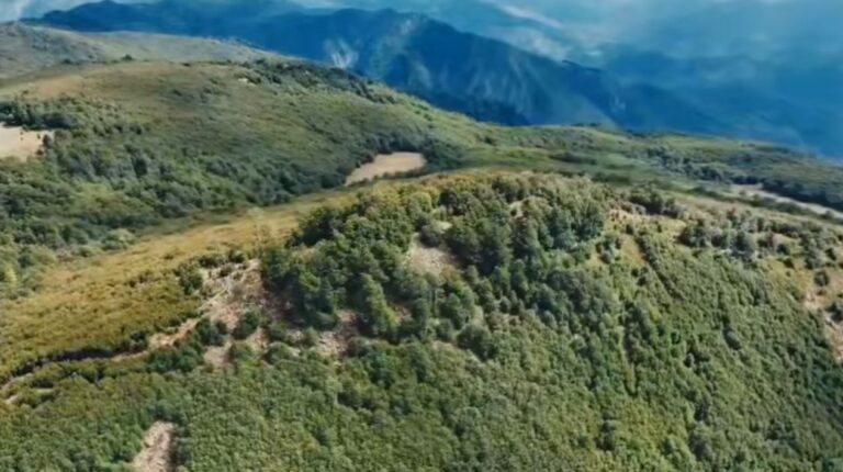 Kryeministri Rama ndan peizazhin magjepsës të Majës së Bukanikut, si një thirrje për të dashur dhe mbrojtur natyrën shqiptare