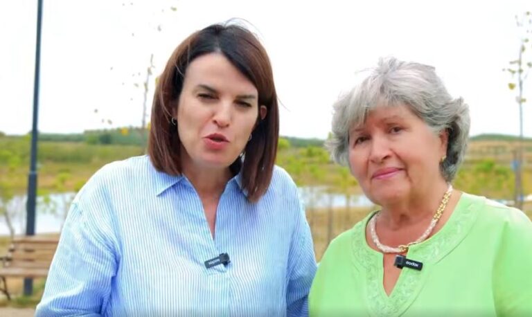 Ministrja Albana Koçiu ndan një moment impresionues me “gjyshen e fëmijëve” në “Zyber Hallulli”