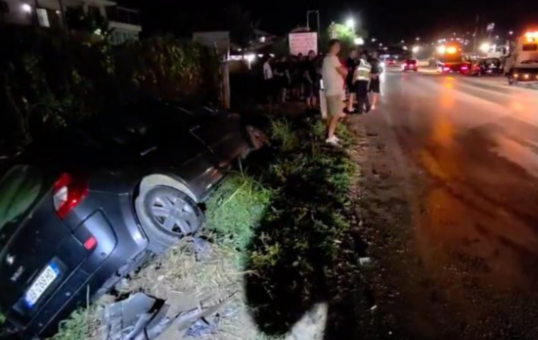 Aksident i frikshëm, makina përplaset dhe përfundon në kanal