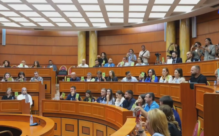 Votohet PRO shkarkimit të Veliajt, dy këshilltarët e PS largohen nga salla