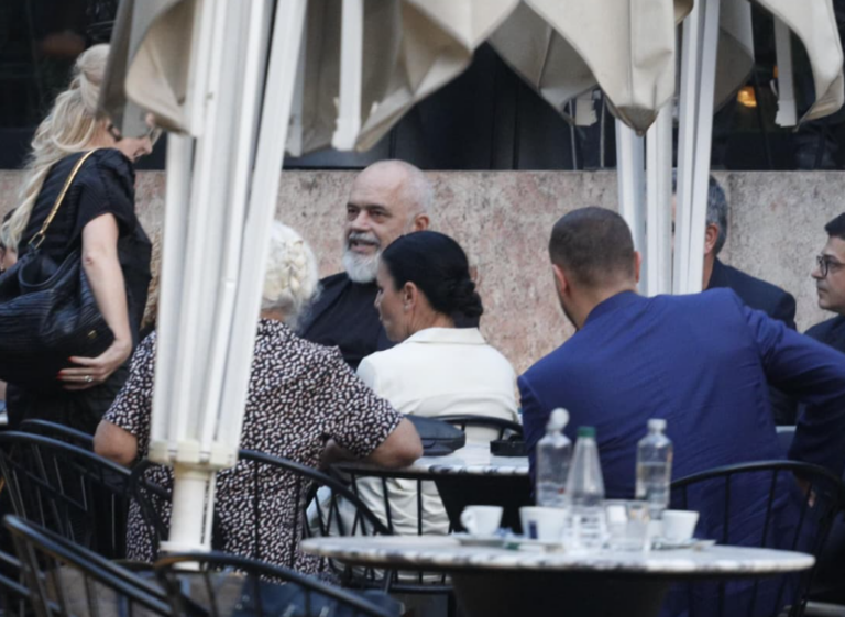 FOTO/ Pas mbledhjes me kabinetin qeverisës, Rama ulet në kafe