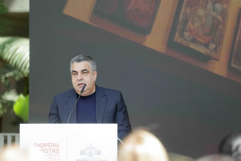 Mbi 1 mln turistë vizituan kalatë, muzetë dhe parqet arkeologjike, Gonxhja: Shqipëria 2030 qendër e kulturës evropiane