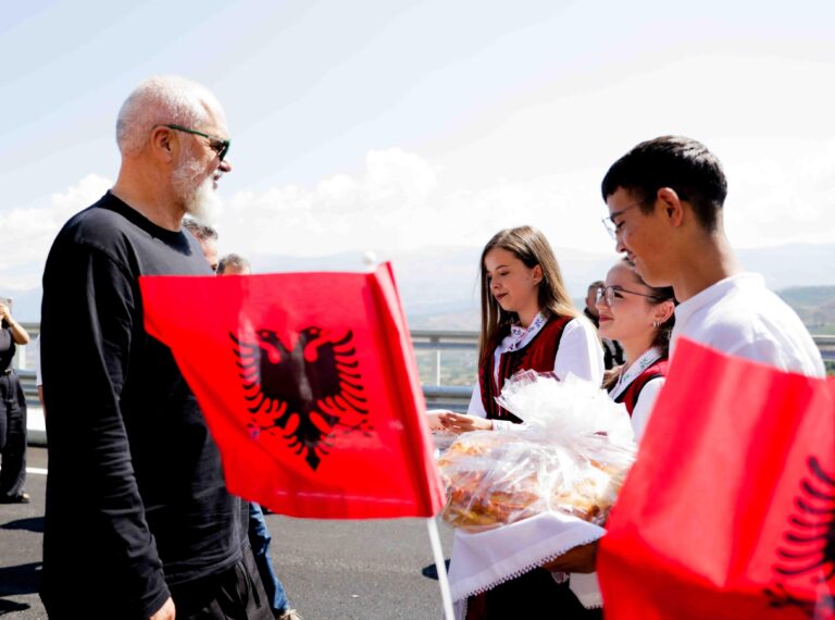 FOTO/ Ramën në Qukës-Qafë Plloçë e presin me këngë dhe valle tradicionale: Këtë nuk e prisja