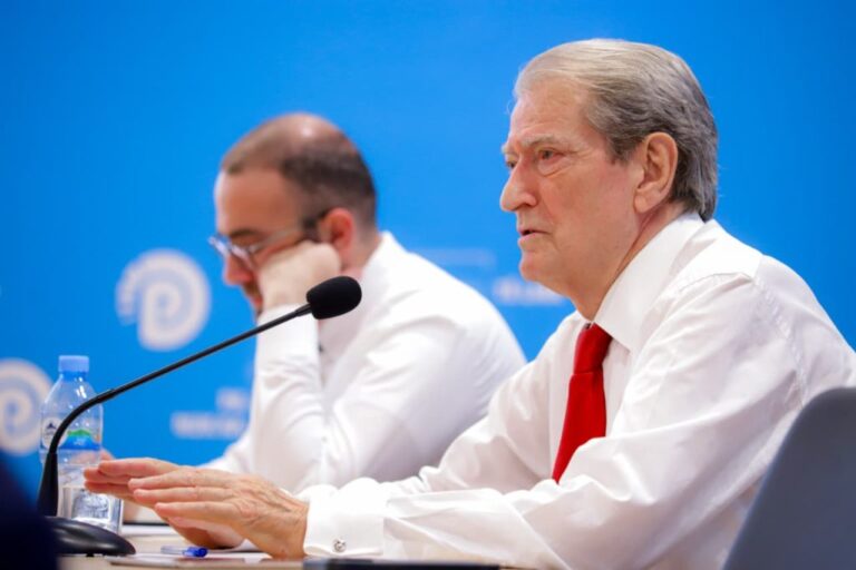 Deputeti zbulon ç’ ndodhi pas dyerve të mbyllura në PD pas sherrit