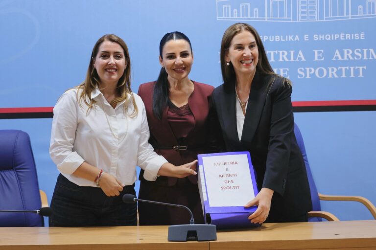 Belinda Balluku prezanton ministrat e Bujqësisë, Arsimit dhe Mjedisit