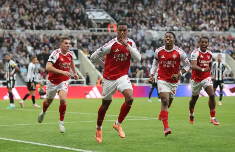 Arsenali fiton me spektakël në frymën e fundit ndaj Newcastle