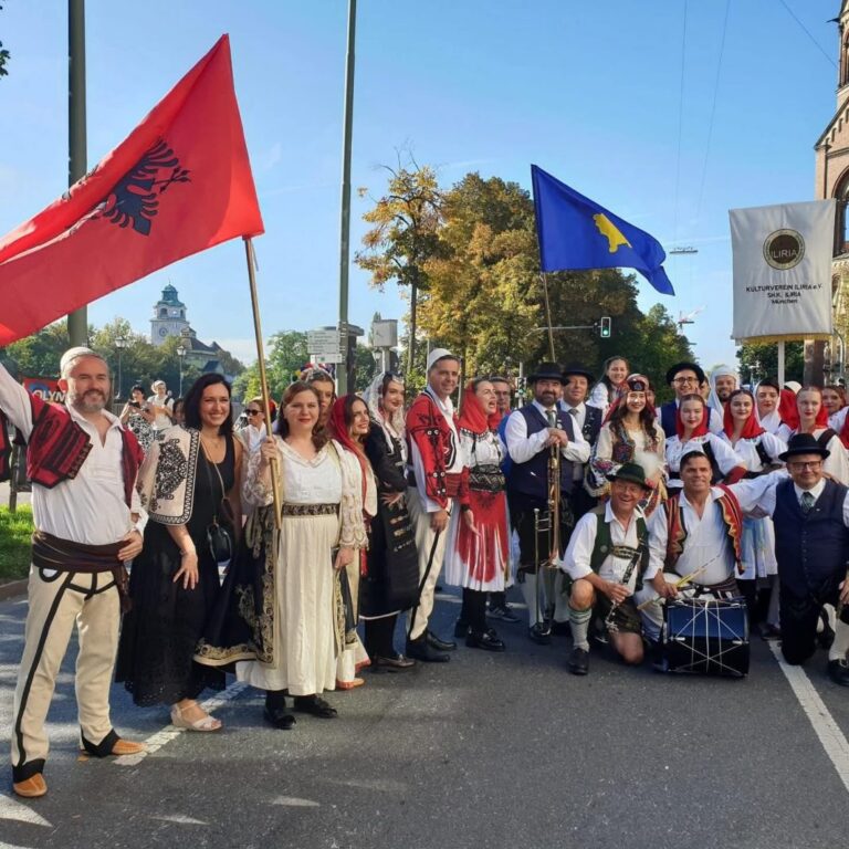 Veshjet tradicionale shqiptare parakalojnë për herë të parë në “Oktoberfest”, Mynih