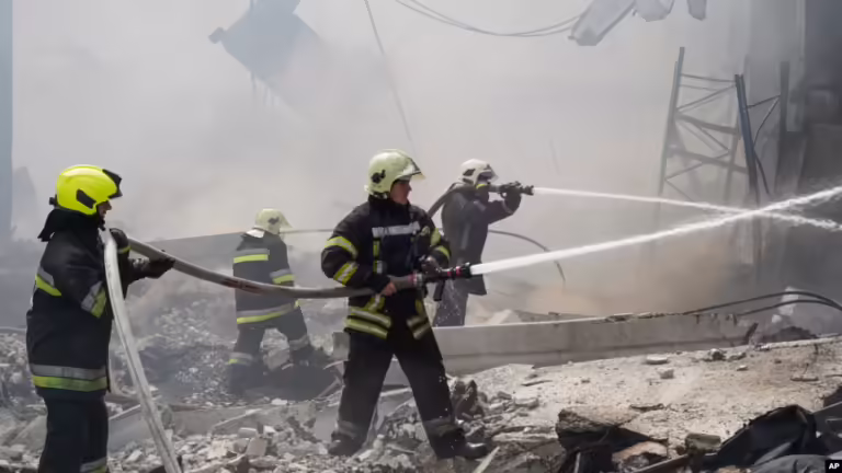 Ukraina thotë se Rusia i shënjestron zjarrfikësit me sulme të dyfishta