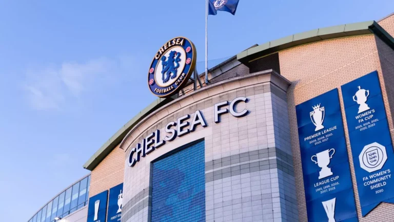 74 akuza për Chelsea-n, rrezikon dënimin me heqje pikësh në Premier League