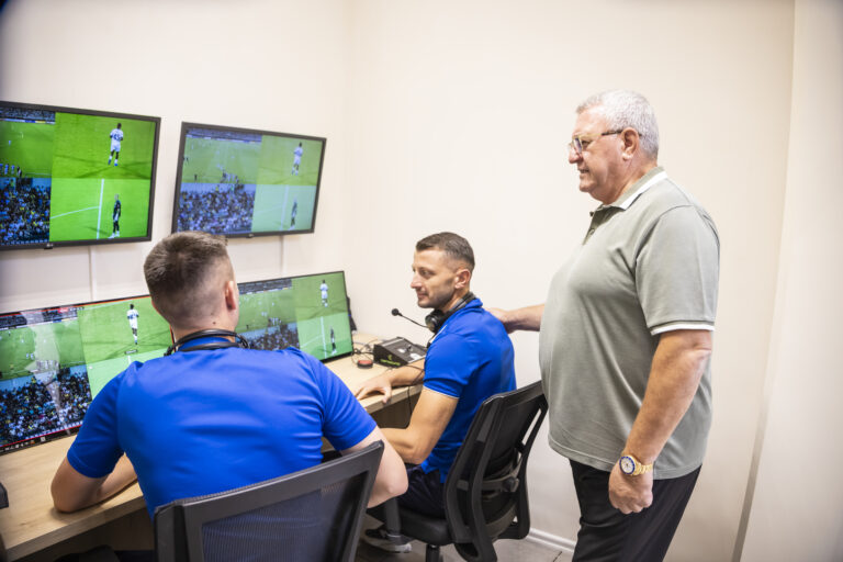 Duka viziton qendrën e re të sistemit VAR në “Shtëpinë e Futbollit”: Pjesë e strategjisë së FSHF-së për modernizimin e arbitrimit
